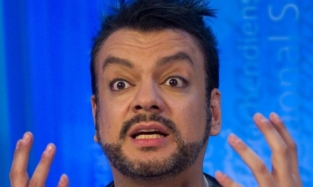 Филипп Киркоров залез под юбку поклоннице 